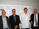 Preisverleihung 2012 - Die Preisträger vor der Informationstafel (v.l.n.r. Ausbilder H. Kielblock, Daniel Müller, Eric Drews, Präsident LGB Prof. C. Killiches)